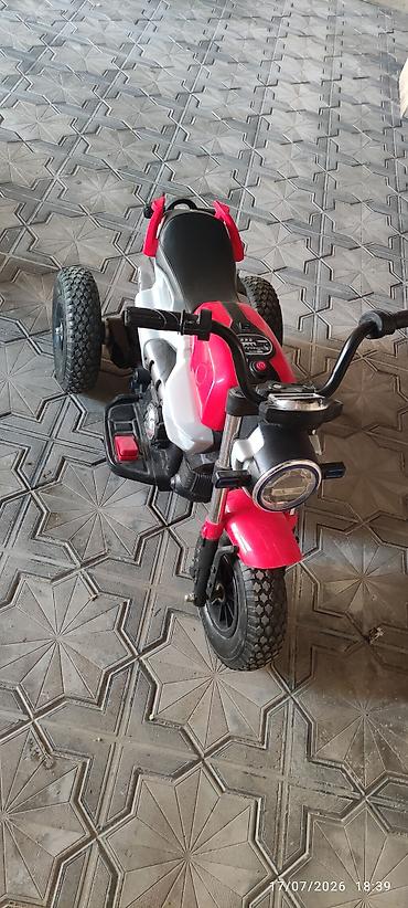 Uşaq üçün elektrik maşınları: Uşaq elektrik üçtəkərli motosiklet - Rəng: qırmızı/qara-gümüş — 1