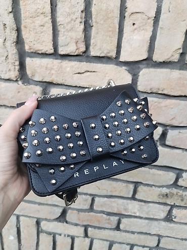 Putni koferi i torbe: Replay torba – kao nova - Model: mali crossbody/večernji format - — 3