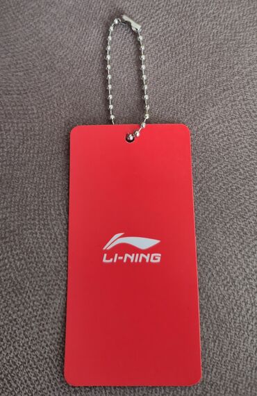 ящик сатам: Красный сувенир с логотипом Li-Ning, выполненным в белом цвете. На