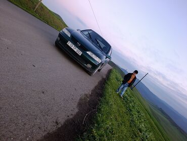 Opel: Opel Vectra B sedan/hatchback (yaşıl rəng) Xüsusiyyətlər: - Kuzov: 5 — 3