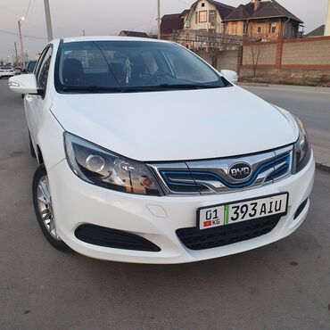 byd e5 2019 характеристики: BYD : 2019 г., 2.5 л, Робот, Электромобиль, Седан