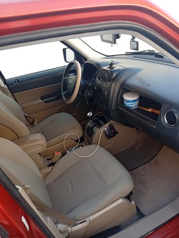 аккумулятор 12в 7а ч: Jeep Patriot, narıncı (tunc) rəngli kompakt SUV. Əsas xüsusiyyətlər