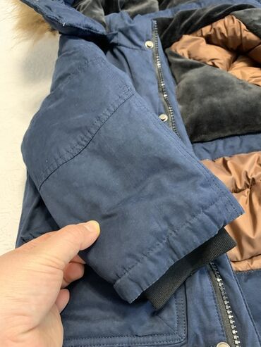 Верхняя одежда: Продаю зимнюю детскую куртку, тёмно‑синяя. Куртка почти новая, носили — 4