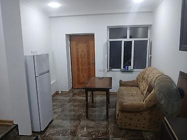ev kirayesi: Kirayə üçün 1 otaqlı mənzil (studiyaya yaxın plan). Şəkillərdə — 6