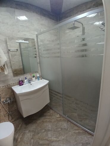 Duş kabinaları, arakəsmələr: Yeni Arakəsmə, Künc üçün, Pulsuz çatdırılma — 14