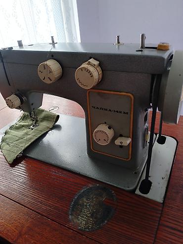 Tikiş maşınları: Çayka 142M tikiş maşını – stolüstü kabinetlə 🧵 SSRİ istehsalı tikiş — 3