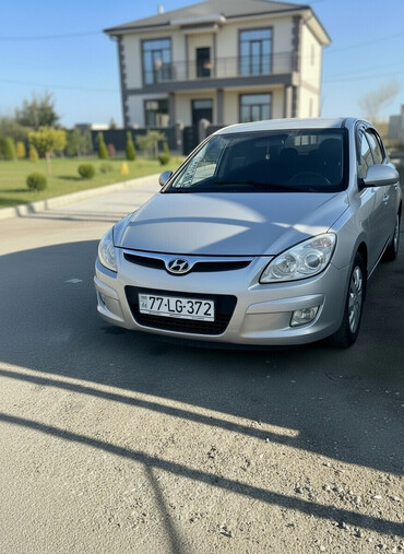Hyundai: Hyundai i30 CRDi, gümüşü rəng, hetçbek kuzov. Xüsusiyyətlər: - Dizel — 1