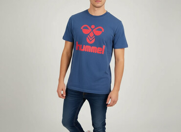 box z koszulkami piłkarskimi: Hummel, T-shirt for men, size S (EU 36)