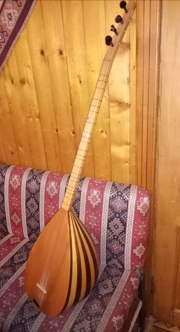 musiqi alətləri saz: Türk Sazı, zolağlı. mikrofonu var