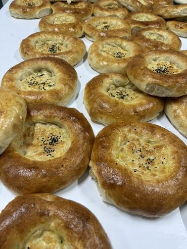 мяса для шаурмы: Свежеиспеченные узбекские лепешки, золотистые и пышные, с хрустящей