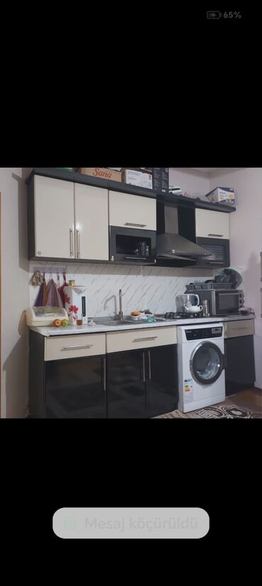 metbext divan: Qara və krem rəngli yuxarı və aşağı şkaflardan ibarət mətbəx mebeli