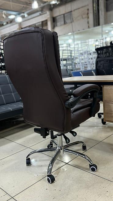 Другая мебель: Кресло руководителя выполнено в современном дизайне из износостойкой — 6