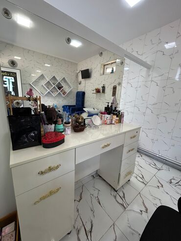 Salon, tibbi mebel dəsti: Salon guzgsu satilir 300 azn.Unvan Hezi Aslanov (Gülü)