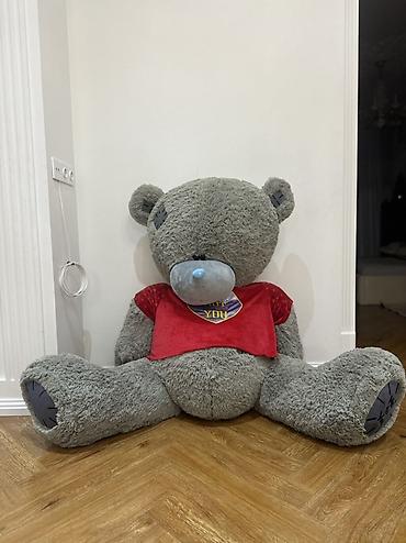 toy sacları: Nəhəng plyuş ayı oyuncağı - Rəng: Boz (burun mavi), qırmızı köynəkli — 1