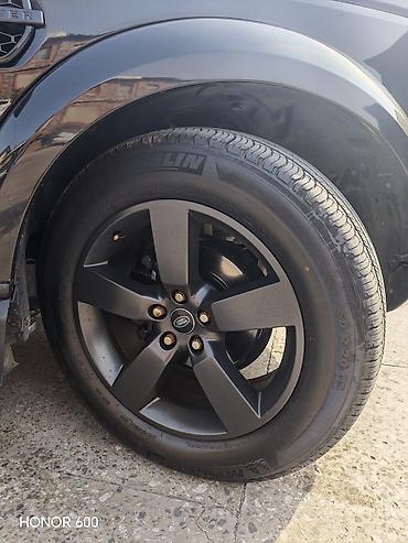 18 disk teker: Land Rover üçün 20 düymlük disk və təkər komplekti. Şəkillərdə — 1