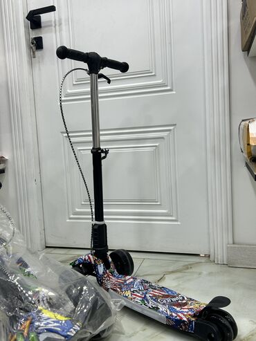 Samokatlar: Urban skuter modeli, 2 rəngi mövcuddur Qatlanan modeldir 100 kiloya