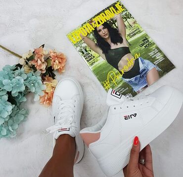 Women's Sneakers and athletic shoes: 36-41
2000 — 11