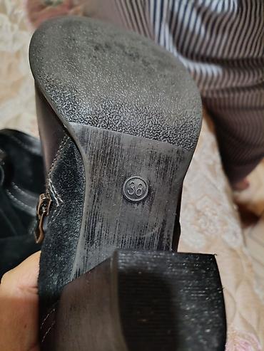 Сапоги: Женские сапоги черного цвета из комбинированных материалов, с подошвой — 5