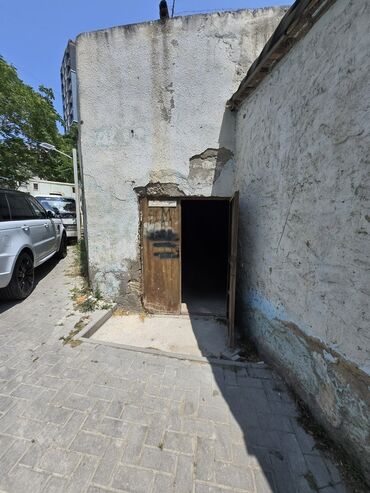 Anbar və emalatxanalar: Obyekt – bir neçə geniş otaqdan ibarət sahə. Xüsusiyyətlər: - Geniş — 7