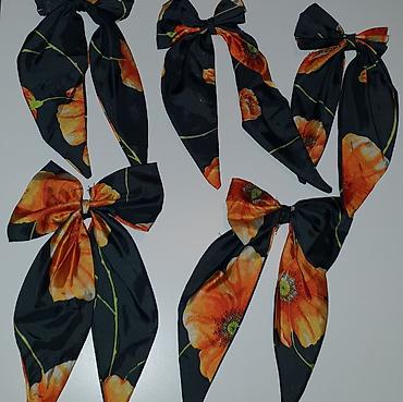 transport robe: Masne gumice za kosu saten. Crna boja sa narandzasto/zutim sarama. 150 — 1