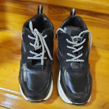 Кроссовки и спортивная обувь: 1-2defe geyilib qiymetinden cox ucuz satılır.Krasovka 36
