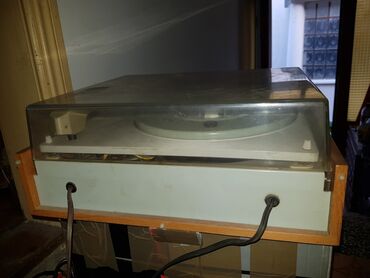 Stari uređaji: Vintage gramofoni – dve jedinice Opis 1: - Mehanički gramofon sa — 4