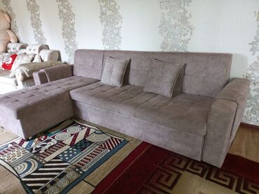 карабалта диваны: Бурчтук диван, түсү - Саргыч боз, Колдонулган