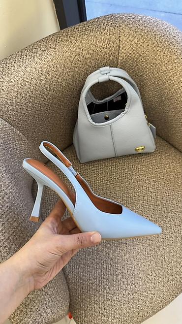 Mavi tonlarda qadın dəsti – slingback stilettolar və mini çanta -