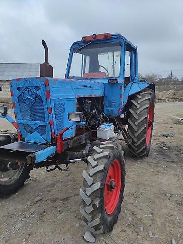 Traktor qoşqularının ehtiyyat hissələri: Rəngi göydür. Kabinası mövcuddur. Ön hissəsindəki radiator barmaqlığı — 10