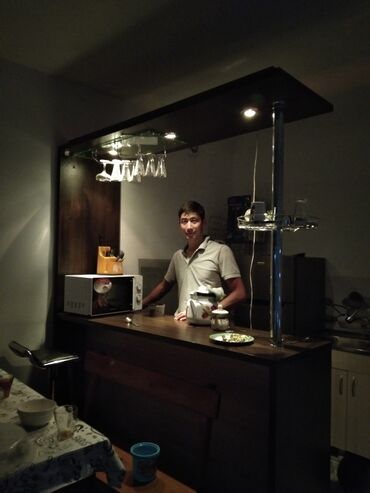 коктейльные столы: Бар үстөлү, тирөөч, Жыгач