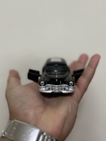 Модели автомобилей: Kolleksiya üçün metal model maşın – klassik sedan dizaynlı, qara