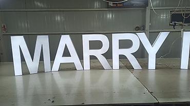 подсветка для ног: Световые объемные буквы «MARRY ME» - Комплект из отдельных напольных — 4