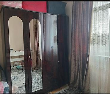- dörd qapılı geyim dolabı - Korpus: tünd qəhvəyi/maun rəngli parlaq