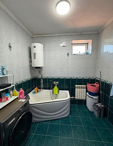 животные: Продам 2-х этажный дом в районе рынка Дордой моторс. Участок 5,7 — 9
