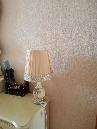 gece lampa: Zərif dizaynlı, krem rəngli abajurlu stolüstü lampa. Abajur, güllü