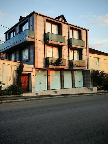 yeni gunəsli kirayə: Kommersiya obyektləri üçün geniş vitrinli, müasir fasadlı bina — 9