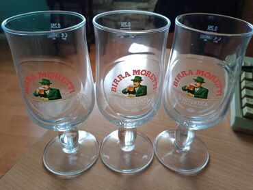 metalac posuđe coca cola: Set od šest staklene čaše za pivo, svaka sa logom "Birra Moretti" koji