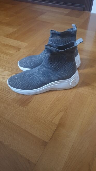 Patike i sportska obuća: Guess čarapa patike br 39(gaziste 25,5) kupljene u F&F po ceni