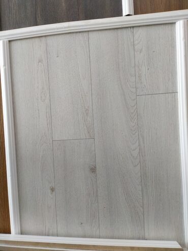u profil: Açıq boz rəngli laminat döşəmə paneli - Taxta teksturasını real