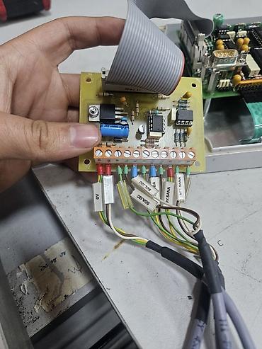 mikrosxem: Sənaye avadanlıqları üçün çoxkanallı idarəetmə/modul lövhəsi — 1