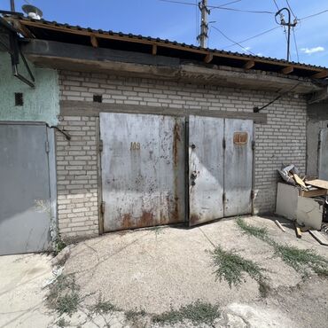 большой гараж: 55 м², Кирпичный, Бетонный
