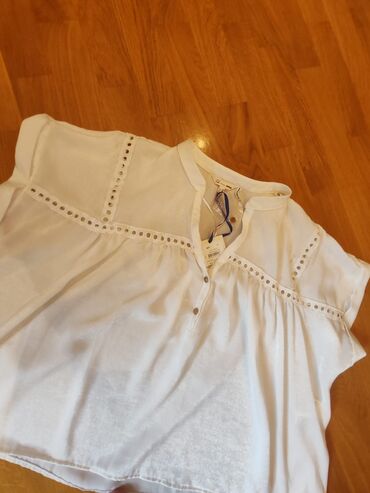 Futbolka və maykalar: Ağ rəngli, qısaqol qadın bluzası. Bluzanın yaxası V formalıdır və — 6