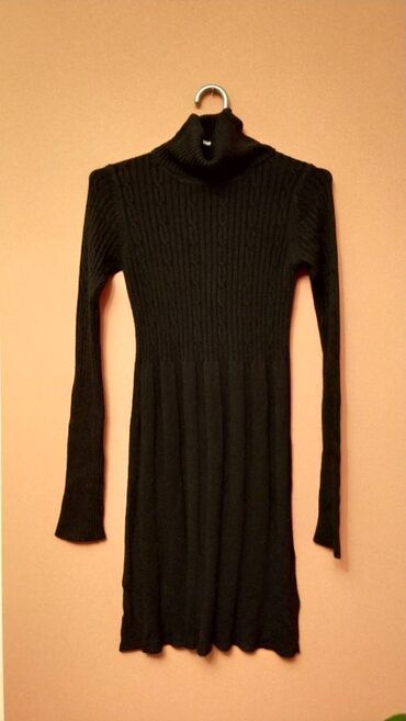 haljine i kompleti za punije osobe: Crna pletena haljina od trikotaže. Veoma rastegljiva, pa može varirati