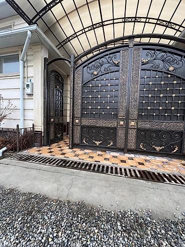 Продажа коттеджей и домов: Продаётся частный дом с просторным двором и навесом. Основные — 2