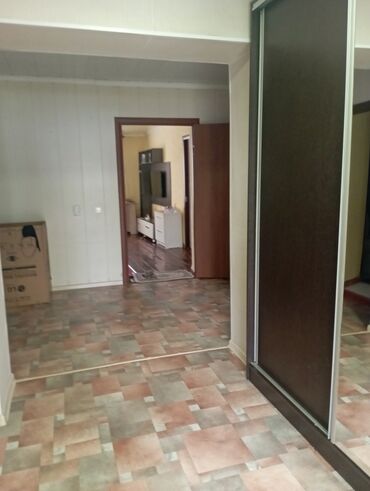 продажа домов в городе бишкек: 76 м², 3 комнаты, Старый ремонт Кухонная мебель