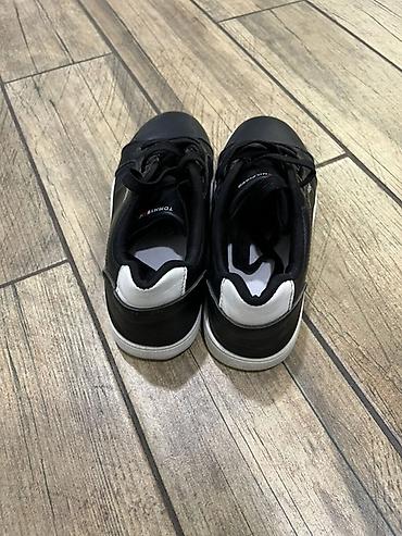 tommy sinny: Кроссовки Tommy Hilfiger, низкие, черные с контрастной белой пяткой и — 4
