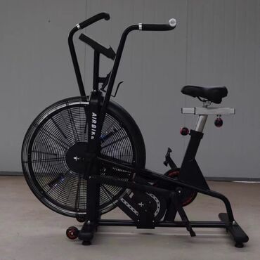 купить спортивную резину для тренировок: Велотренажер Air Bike с вентиляторным сопротивлением предназначен для
