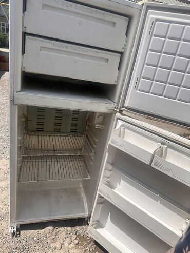 холодильник 5000: Продаю двухкамерный холодильник б/у в рабочем состоянии. Просим 5500