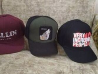 Baş geyimləri: Qirmiz 5 manat sagdaki 10 manat ortadaki satilib unvannan goturmə