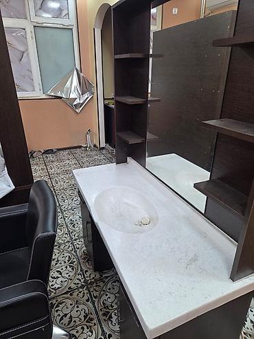 ucuz mebil: Salon üçün vizaj/berber masası və kreslo dəsti - Tünd ağac rəngində — 2